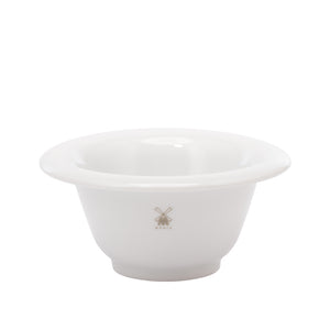 Diese hochwertige weiße Rasierschale aus Porzellan, gebrandmarkt mit dem eleganten Logo von MÜHLE, ist das perfekte Accessoire für jede traditionelle Nassrasur. Die Schale hat eine breite Öffnung und eine tiefe Schüssel, die ideal dafür ist, Rasierschaum zu schlagen und aufzubewahren. Das schlichte, aber stilvolle Design wird in jedem Badezimmer einen Hauch von Klasse hinzufügen und ist ein Muss für Liebhaber der klassischen Rasur.