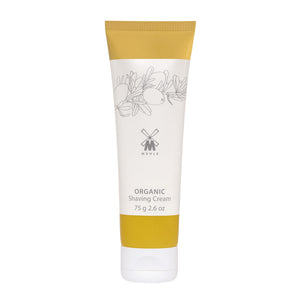 Die Mühle Organic Rasiercreme in der 75-g-Tube besticht durch ihr edles Design in Weiß mit goldgelben Akzenten. Das zentrale Mühle-Logo und das Olivenzweig-Motiv verleihen ihr eine besondere Note. Die Aufschrift „Organic Shaving Cream“ ist klar lesbar. Diese Rasiercreme eignet sich besonders gut für empfindliche Haut.