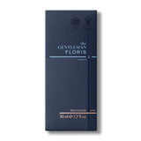 Die Floris London Feuchtigkeitscreme wird in einer dunkelblauen Verpackung präsentiert, die mit einem geprägten königlichen Wappen und stilvollen Designelementen in Silber und Orange verziert ist. Die Größe beträgt 50 ml.