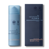 Die Floris London Feuchtigkeitscreme ist eine hochwertige Pflege, die in einer stilvollen 50-ml-Flasche mit praktischem Pumpspender präsentiert wird. Die Verpackung besticht durch ihr edles Design in dunkelblau, mit einem geprägten königlichen Wappen und schicken silbernen und orangefarbenen Designelementen.