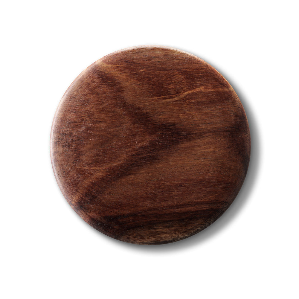 Die runde Holzschale mit Deckel aus edlem, gemasertem Holz ist ein unverzichtbares Accessoire des exklusiven Floris London Elite Rasierseifen-Sets. Die Schale besticht durch ihre reiche, natürliche Maserung und fügt sich harmonisch in jede luxuriöse Rasur- und Badezimmerkollektion ein.