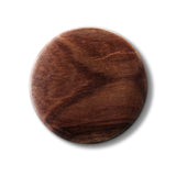 Die runde Holzschale mit Deckel aus edlem, gemasertem Holz ist ein unverzichtbares Accessoire des exklusiven Floris London Elite Rasierseifen-Sets. Die Schale besticht durch ihre reiche, natürliche Maserung und fügt sich harmonisch in jede luxuriöse Rasur- und Badezimmerkollektion ein.