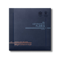 Die Floris London No. 89 Rasierseife, 100g, wird in einer eleganten Verpackung präsentiert. Das tiefblaue Design mit stilvoller Typografie und Markenemblem verleiht der Verpackung einen exklusiven und traditionell britischen Charme. Diese hochwertige Verpackung strahlt schlichte Eleganz aus und ist perfekt für anspruchsvolle Herren, die Wert auf Qualität legen.