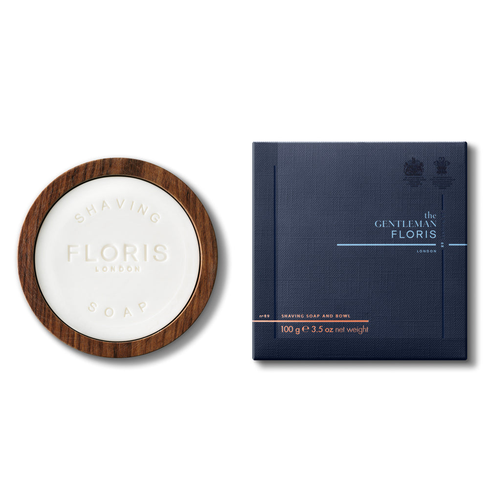 Die Floris London No. 89 Rasierseife mit edler Holzschale wird in einer stilvollen dunkelblauen Verpackung präsentiert. Dieses Bild vereint die natürliche Schönheit der hölzernen Schale mit der eleganten Ausstrahlung der klassischen Verpackung, was sie zur perfekten Wahl für ein luxuriöses Badezimmer macht.