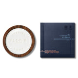 Die Floris London No. 89 Rasierseife mit edler Holzschale wird in einer stilvollen dunkelblauen Verpackung präsentiert. Dieses Bild vereint die natürliche Schönheit der hölzernen Schale mit der eleganten Ausstrahlung der klassischen Verpackung, was sie zur perfekten Wahl für ein luxuriöses Badezimmer macht.