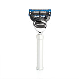 weiß/silberner MÜHLE TRAVEL Reise-Rasierer mit Gillette Fusion Kopf