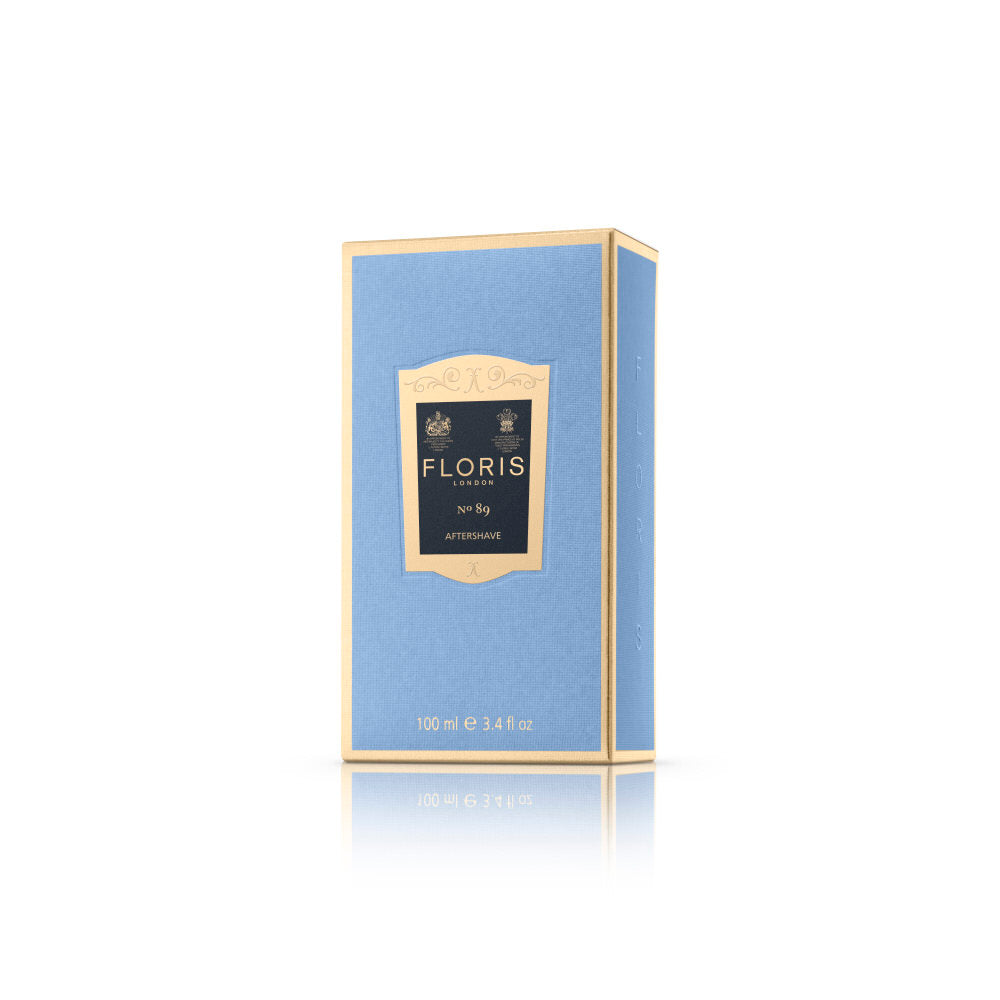 Die himmelblaue Verpackung von Floris London No 89 Aftershave besticht durch ihre strukturierte Gestaltung und wird durch goldene Akzente und das königliche Wappen veredelt. Dieses Design unterstreicht nicht nur die britische Herkunft des Produkts, sondern auch den exklusiven Charakter der Marke. Es ist die ideale Wahl für anspruchsvolle Kunden, die ein luxuriöses Produkt suchen.