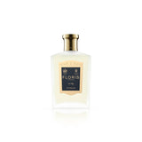 Das exklusive Aftershave-Flakon von Floris London No 89 besticht durch sein elegantes Design. Der goldfarbene Verschluss und die klare Flüssigkeit verleihen dem Produkt eine luxuriöse Note. Das Etikett ist minimalistisch gestaltet und strahlt gleichzeitig königlichen Charme aus. Es ist in einem dominanten Cremeton gehalten und mit traditionellen königlichen Wappen verziert. Die schwarze Typografie rundet das edle Erscheinungsbild ab.