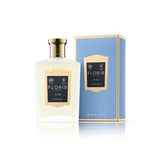 Ein Flakon des Floris London No 89 Aftershaves, mit blauer Verpackung und goldenen Details sowie dem königlichen Wappen, vermittelt ein exklusives und hochwertiges Erscheinungsbild. Das Produkt präsentiert sich in einer transparenten, flüssigen Form und wird durch eine elegante, cremefarbene Etikettierung besonders betont.