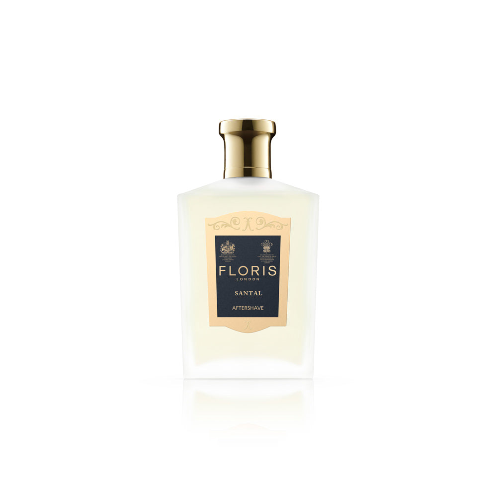 Das Floris London Santal Aftershave ist ein hochwertiges Produkt mit einem ansprechenden Flakon. Der goldfarbene Verschluss und die klare, leichte Flüssigkeit verleihen ihm eine edle Optik. Die Verpackung ist in einem dezenten cremeweißen Farbton gehalten und mit dem klassischen königlichen Wappen sowie eleganter schwarzer Schrift verziert. Dadurch strahlt sie eine gewisse Zurückhaltung und Eleganz aus.
