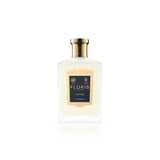 Das Floris London Santal Aftershave ist ein hochwertiges Produkt mit einem ansprechenden Flakon. Der goldfarbene Verschluss und die klare, leichte Flüssigkeit verleihen ihm eine edle Optik. Die Verpackung ist in einem dezenten cremeweißen Farbton gehalten und mit dem klassischen königlichen Wappen sowie eleganter schwarzer Schrift verziert. Dadurch strahlt sie eine gewisse Zurückhaltung und Eleganz aus.