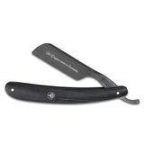 Entdecken Sie die exklusive limitierte Auflage des Böker Rasiermessers „Barbershop Cologne 2.0“ mit seinem beeindruckenden All-Black Design. Dieses Rasiermesser besticht durch seine traditionelle Silberstahlklinge und den eleganten Griff aus edler Mooreiche. Jedes Messer ist ein Unikat und trägt die Gravur ‚The Original needs no Examples‘. Handgefertigt in Solingen, der Stadt der Klingen, garantiert dieses Meisterwerk höchste Qualität und Präzision.