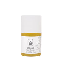 Die organische Gesichtscreme von MÜHLE ist in einer 50 ml-Flasche verpackt und hat ein weißes Design mit goldgelben Akzenten. Für eine sanfte und wirksame Gesichtspflege mit natürlichen Hautpflegeprodukten.