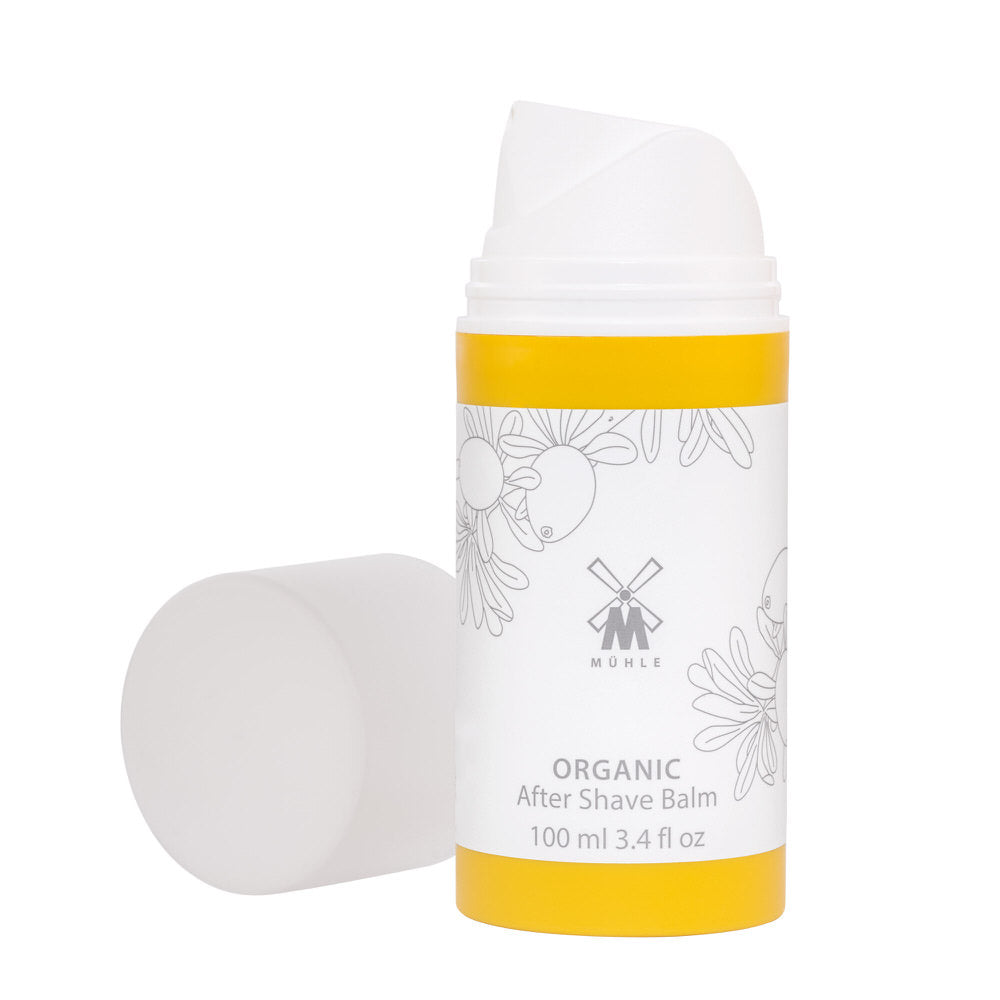 MÜHLE Organic After Shave Balsam, 100 ml geöffnete Flasche mit Deckel daneben, weiß-gelbes Design.