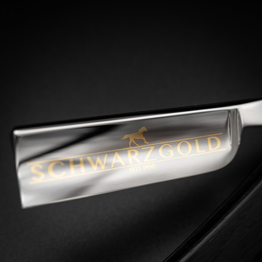Böker Rasiermesser - Schwarzgold Detailaufnahme von der Rasierklinge mit vergoldenem Schriftzug "SCHWARZGOLD"