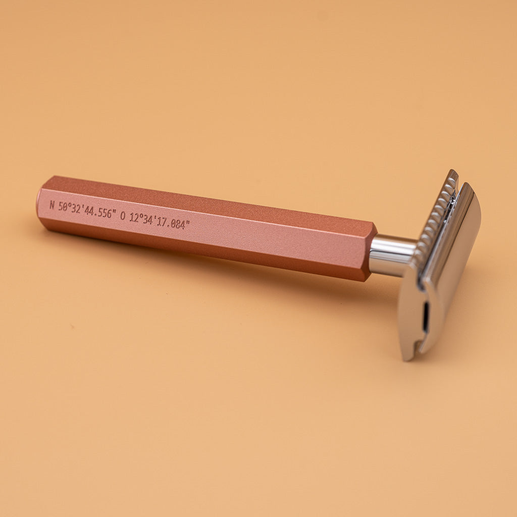 MÜHLE Rasierhobel Hexagon Sunrise mit den Koordinaten von der MÜHLE Manufaktur im Erzgebirge