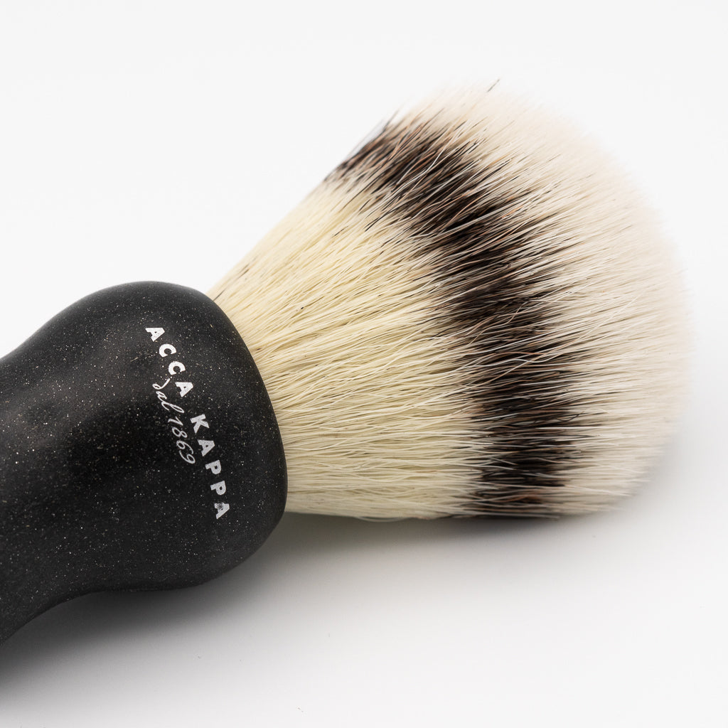 Acca Kappa Rasierpinsel mit 100 % vegane Borsten, besteht zu 45 % aus pflanzlichen Bestandteilen