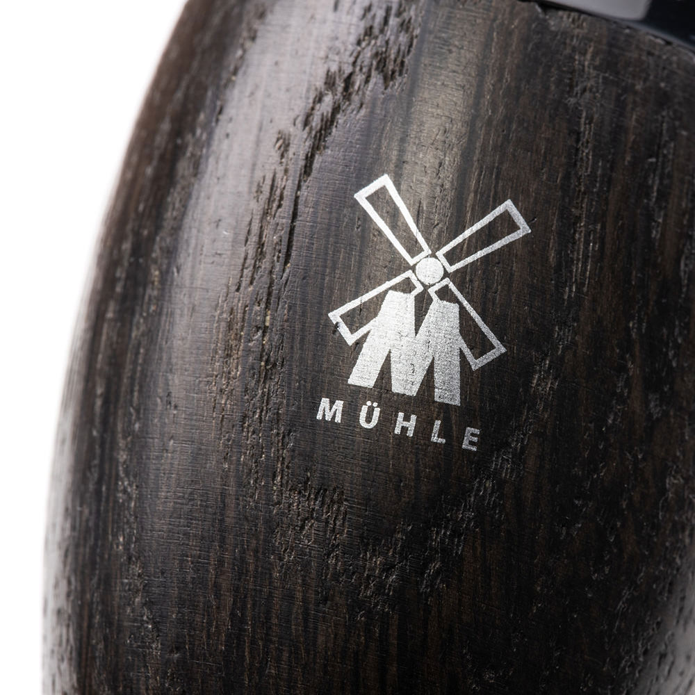Detailaufnahme des MÜHLE-Logos auf dem hochwertigen Griff aus Mooreichenholz hebt die erstklassige Verarbeitung und das edle Design des Kosmo-Rasierpinsels hervor.