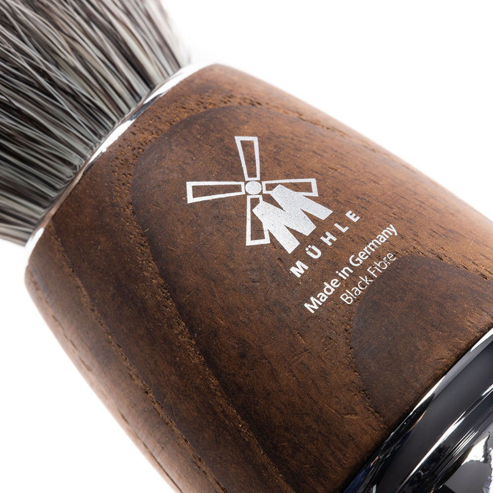 MÜHLE Rasierpinsel Rytmo mit Griff aus gedämpfter Esche  in einer Detailaufnahme