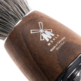 MÜHLE Rasierpinsel Rytmo mit Griff aus gedämpfter Esche  in einer Detailaufnahme