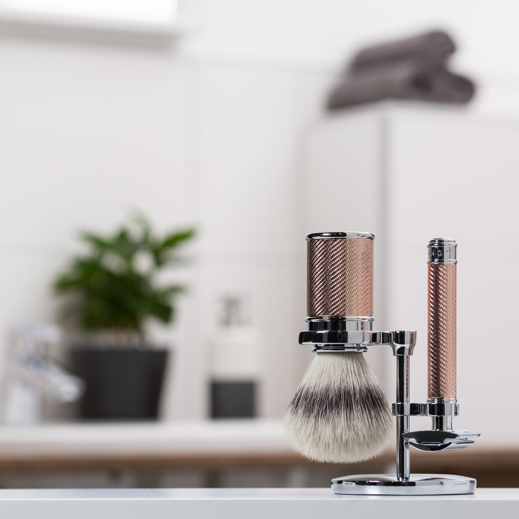 MÜHLE Traditional 3 teiliges Rasierset Rot vergoldet im Badezimmer